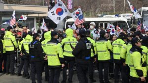 Polisi akan Kerahkan 14.000 Personel Saat Bersiap Memutuskan Pemakzulan Yoon