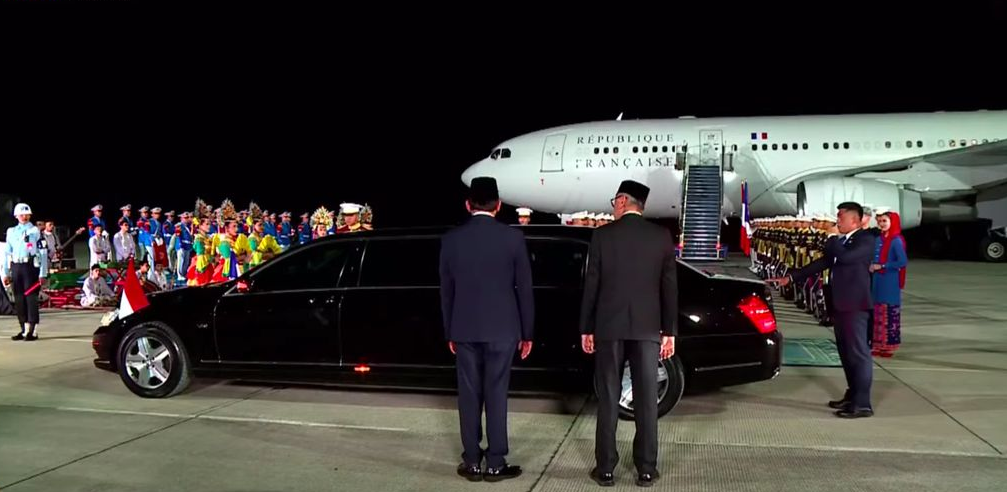 Mobil Mewah 6,3 Meter Sambut Kedatangan Presiden Emmanuel Macron di Indonesia