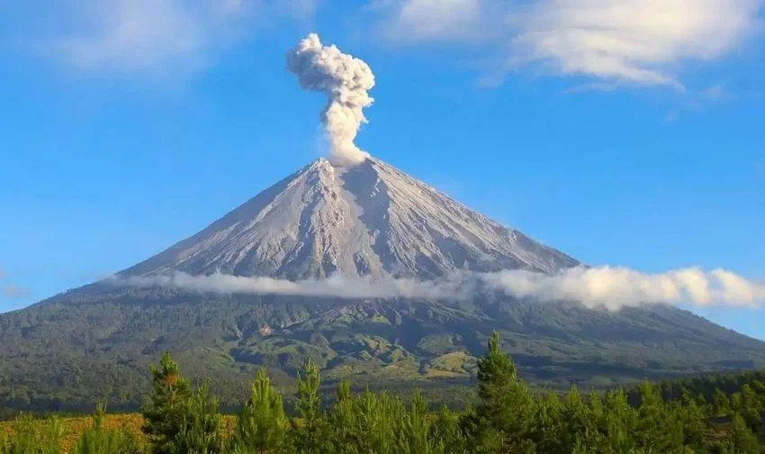 empat-kali-meletus-sehari-gunung-semeru-luncurkan-awan-panas-setinggi-1-kilometer