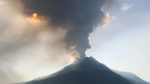 letusan-dahsyat-gunung-lewotobi-laki-laki-guncang-flores-timur-ribuan-warga-mengungsi