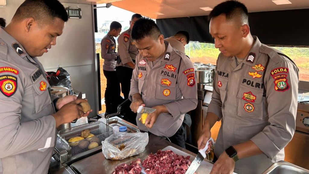 Solidaritas Polda Metro: Dapur Lapangan untuk Pengungsi Kebakaran di Kapuk Muara