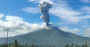 Gunung Lewotobi Meletus Hebat! Hujan Batu Terjang Pemukiman Warga